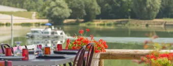 Terrasse au bord de l'eau © Alain Doire, BFC Tourisme