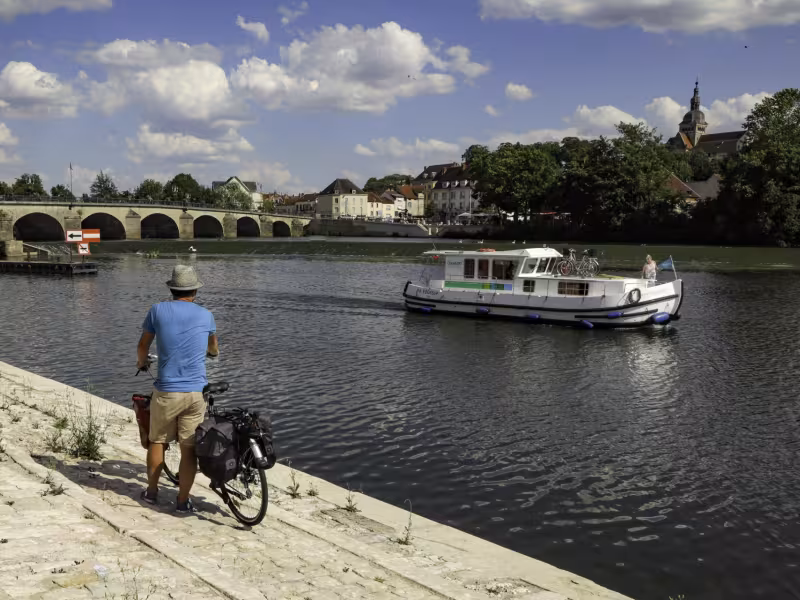 Bateau et vélo sur le port de Gray-sur-Saône
