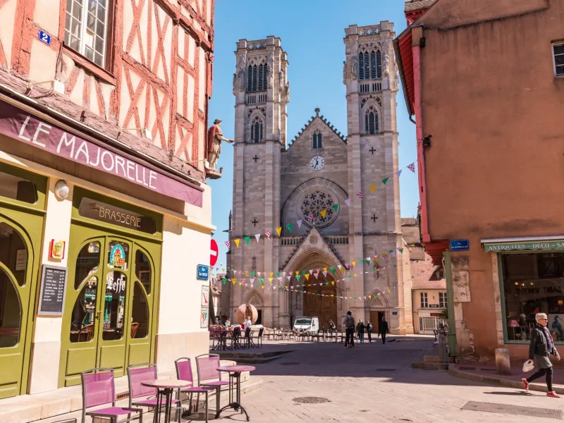 Chalon-sur-Saône et l'extérieur de la cathédrale
