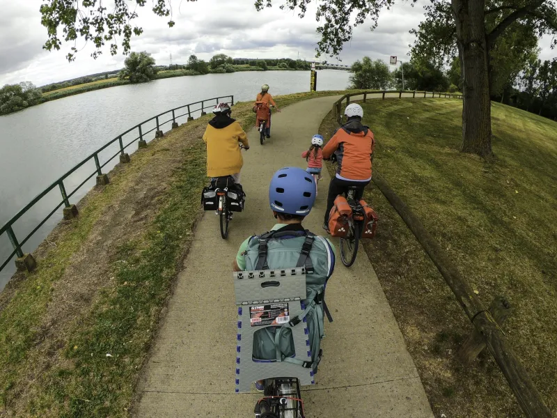 En famille sur la voie verte le long de Moselle vers Uckange