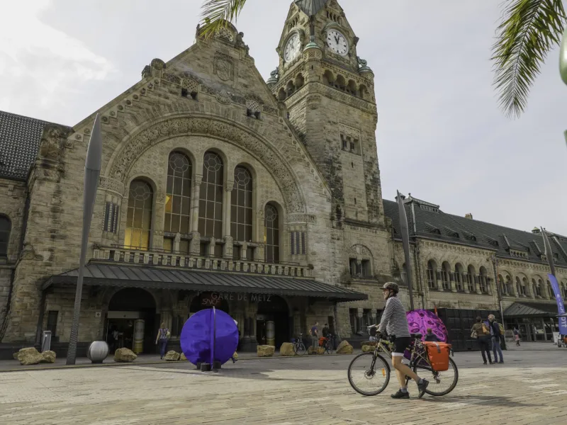 Cycliste devant la gare de Metz