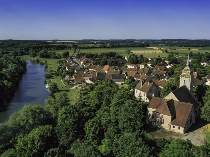 La Saône et la petite cité de caractère de Ray-sur-Saône