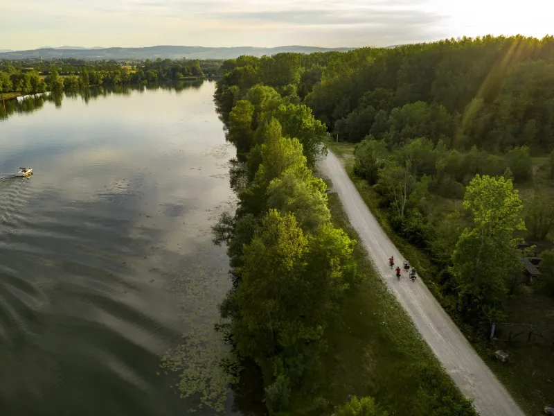 La Véloroute Voie Bleue entre Thoissey et Trévoux