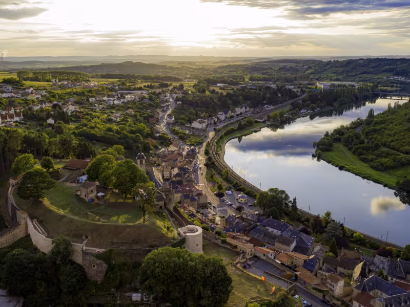 Sierck-les-Bains, son château et la Moselle au couché de soleil