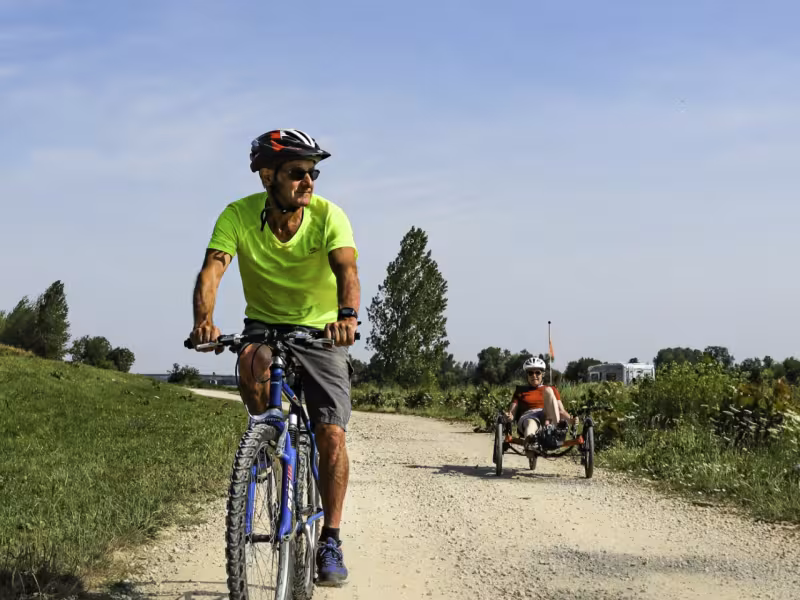 Vélotouristes avec un vélo couché sur La Voie Bleue Moselle Saône a Vélo