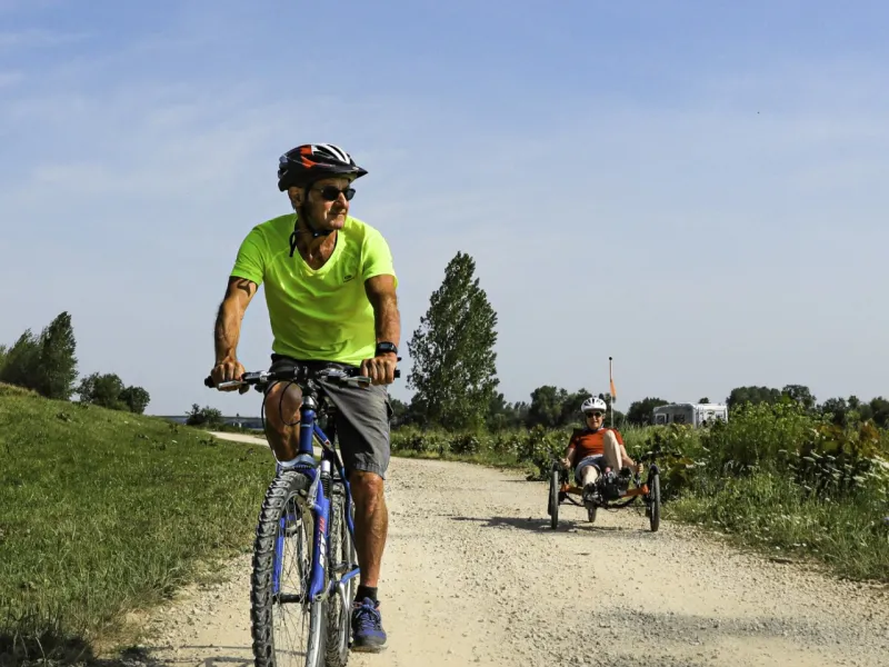 Vélotouristes avec un vélo couché sur La Voie Bleue Moselle Saône a Vélo