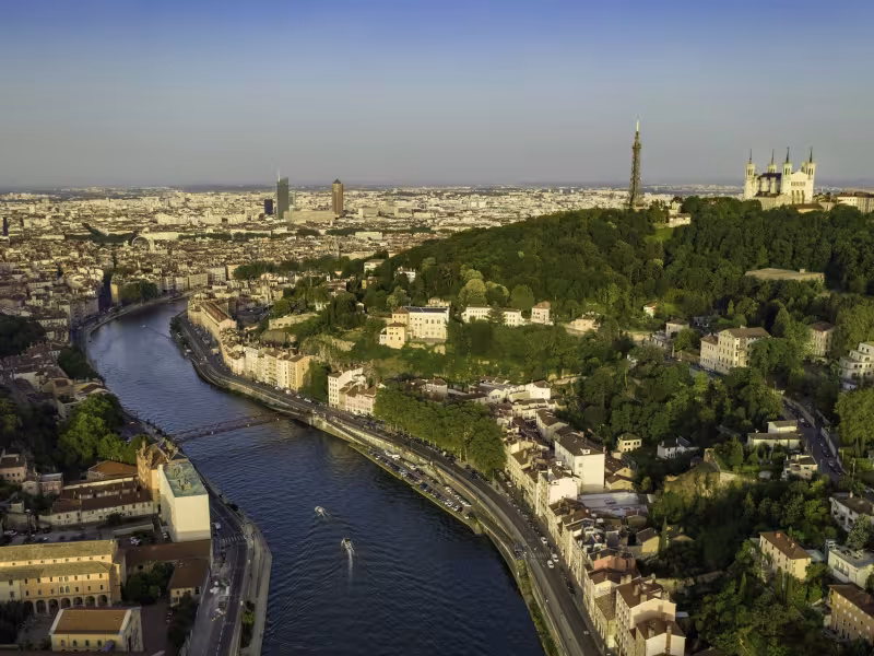 Vue aérienne de Lyon au dessus de la Saône