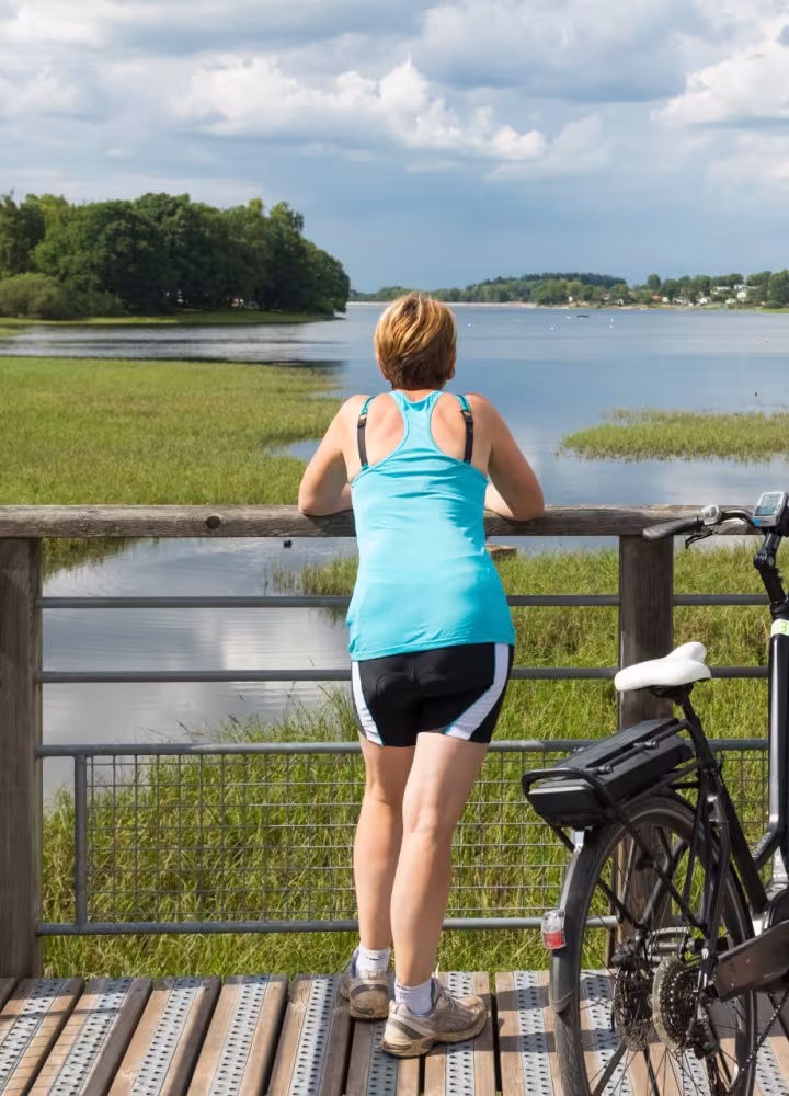 Cycliste contemplant le lac de Bouzey