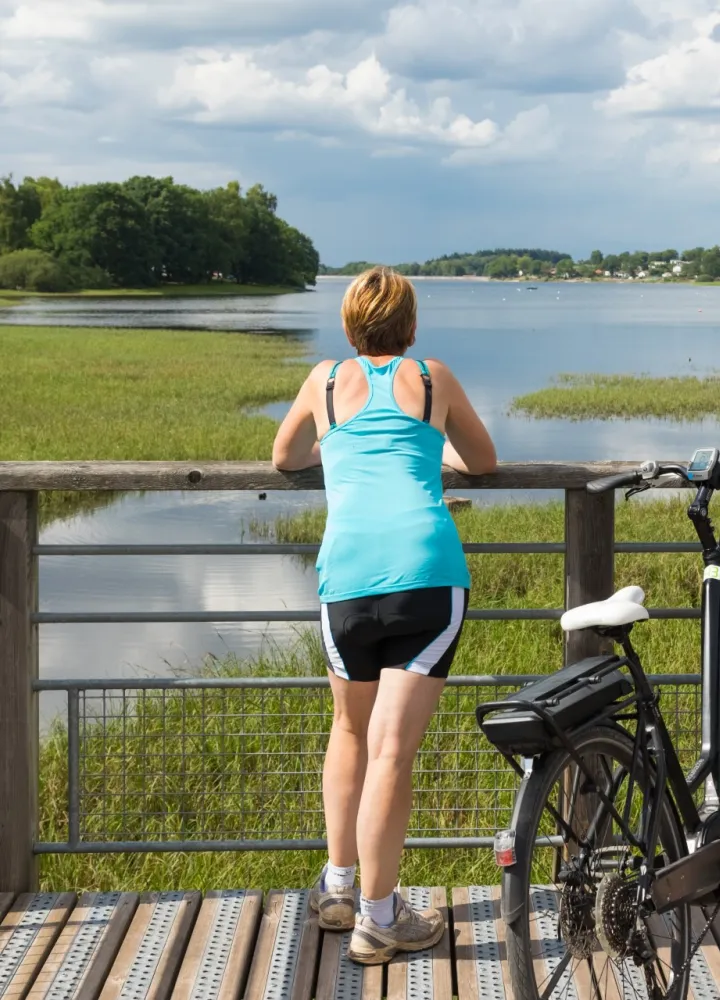 Cycliste contemplant le lac de Bouzey