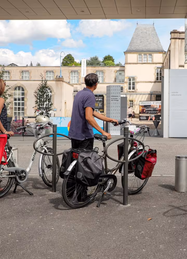 Cyclistes devant le musée de l'image à Épinal