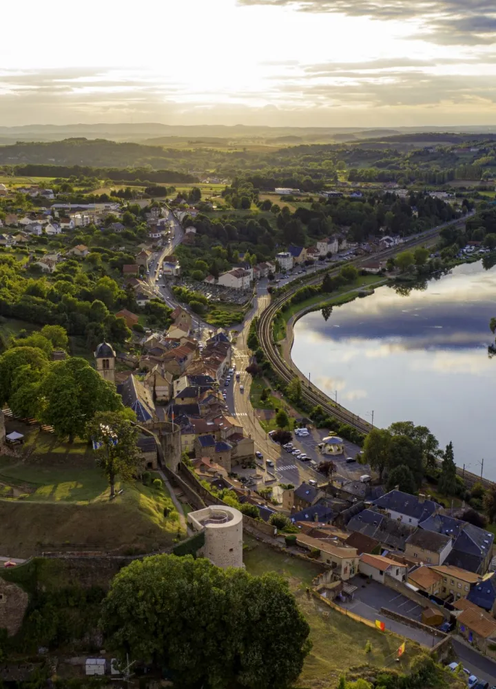 Sierck-les-Bains, son château et la Moselle au couché de soleil