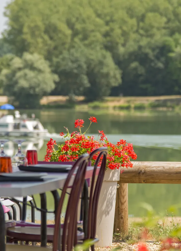 Terrasse au bord de l'eau © Alain Doire, BFC Tourisme