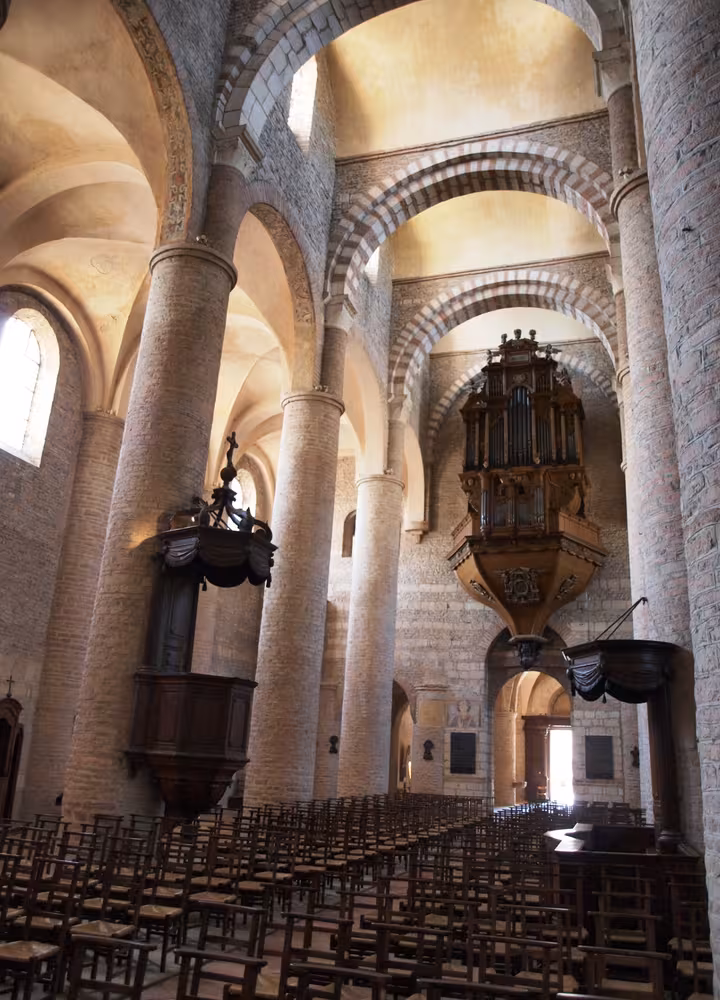À l'intérieur de l'abbaye de Tournus