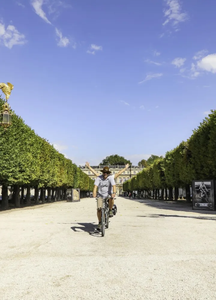 Vélo à l'entrée de la place Stanislas à Nancy