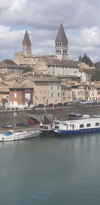 Abbaye de Tournus sur les bords de Saône