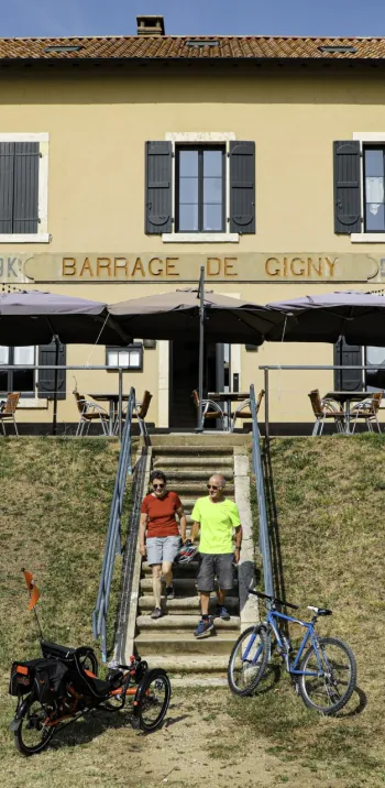 Vélotouristes à la halte nautique de Gigny-sur-Saône