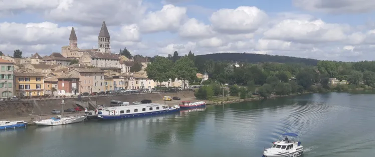 Abbaye de Tournus sur les bords de Saône
