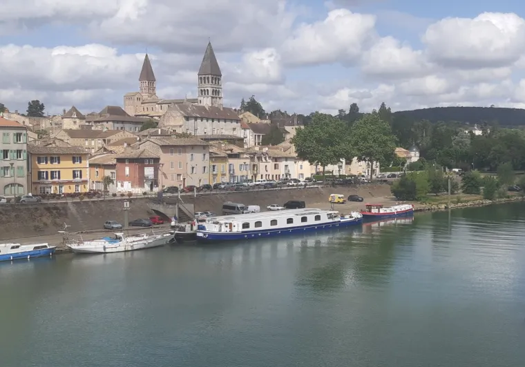 Abbaye de Tournus sur les bords de Saône