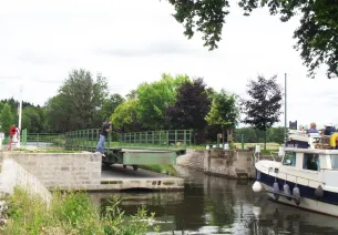 In de omgeving: de draaibrug van Selles