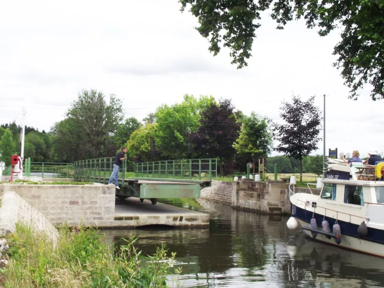 In de omgeving: de draaibrug van Selles